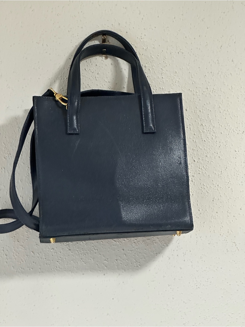 Vintage Leather navy blue bag from the 1970’s gold hardware. - Picture 3 of 15